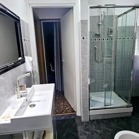 Pensión House Leomar Di Sara Génova