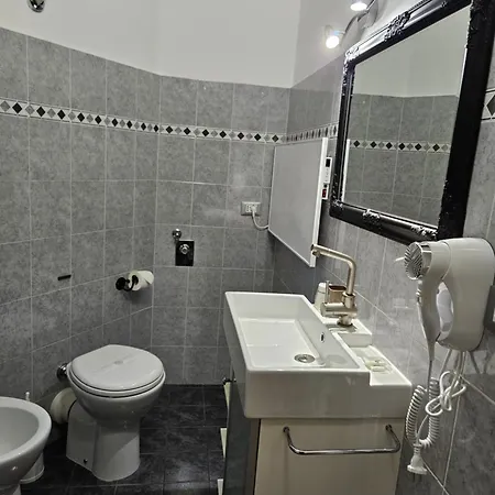 House Leomar Di Sara 3* Genua